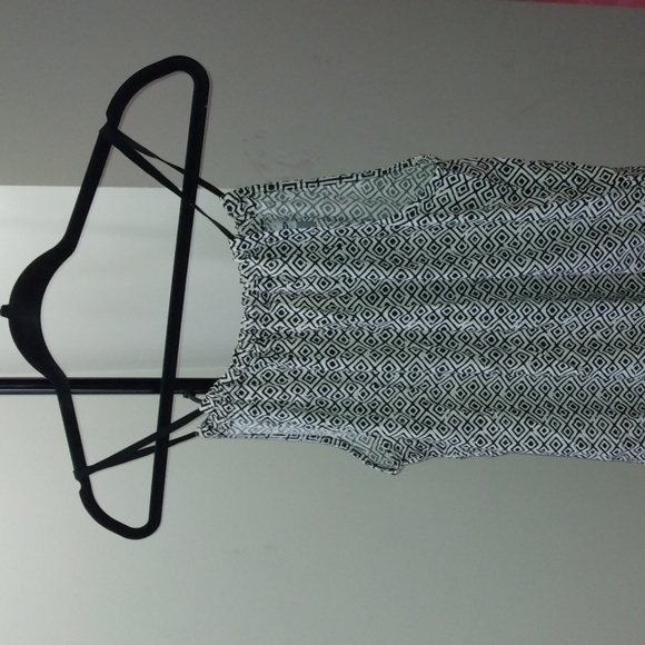 Old Navy women's black and white geometric Romper size Medium Nwot - Picture 16 of 17